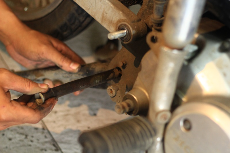 standar motor, standar tengah, motor bekas, standar tengah motor, penyebab standar tengah oblak, penyebab standar tengah motor oblak, Tiga Biang Keladi Penyebab Standar Tengah Motor Bekas Jadi Oblak