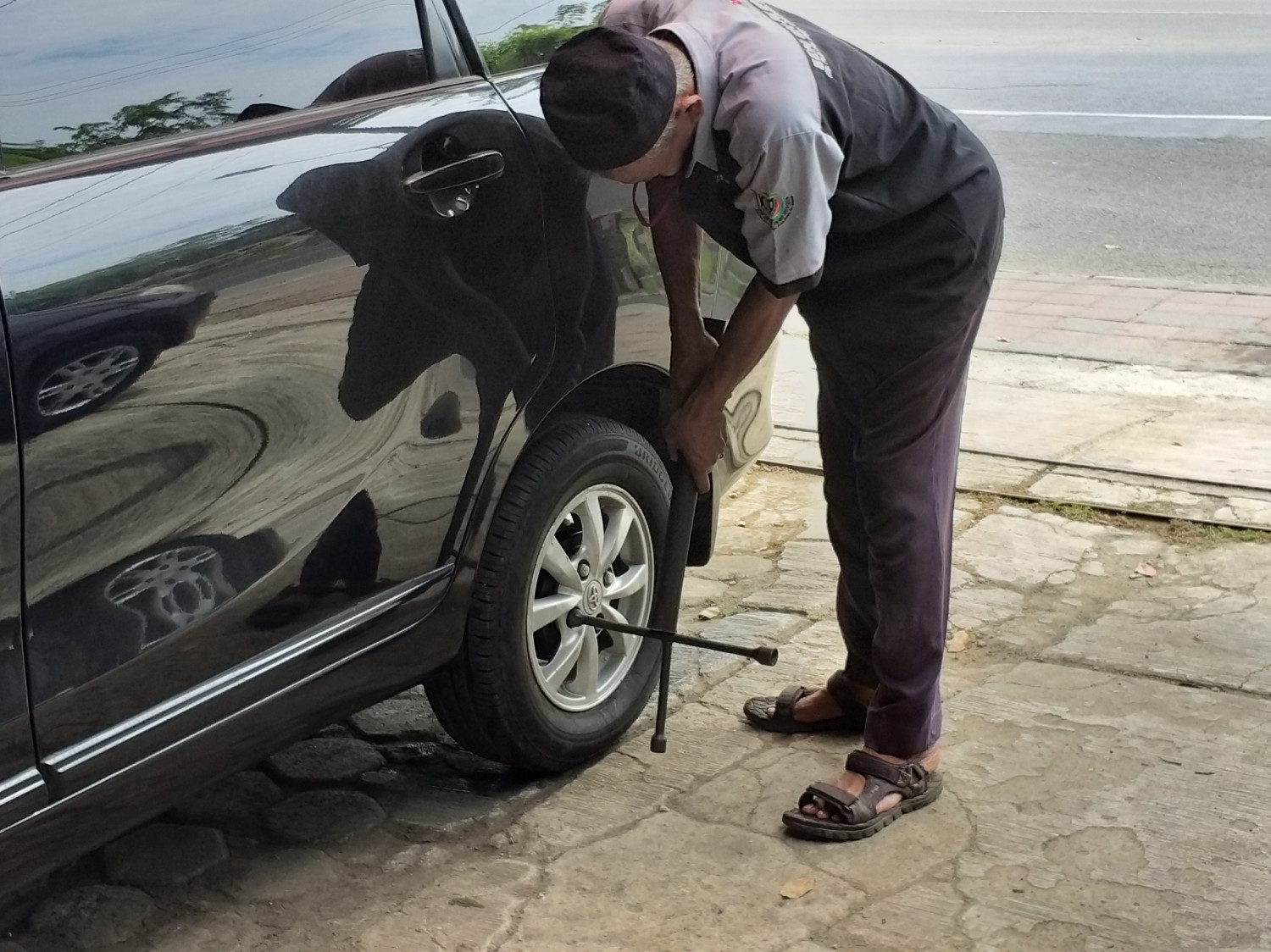 roda mobil, mobil bekas, baut roda, cara mengencangkan baut roda, baut roda mobil, cara mengencangkan baut roda mobil, Ini Sebabnya Mengencangkan Mur Roda Mobil Bekas Harus Menyilang