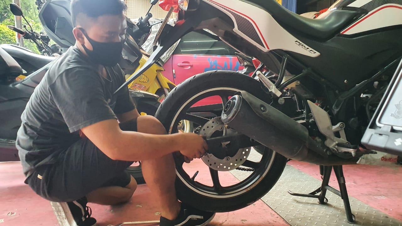 motor bekas, pelek motor, roda motor, mur roda, mur pelek motor, Mur Roda Motor, penyebab mur roda susah dibuka, Mur Pelek Motor Bekas Susah Dibuka, Penyebabnya Dua Hal Sepele Ini