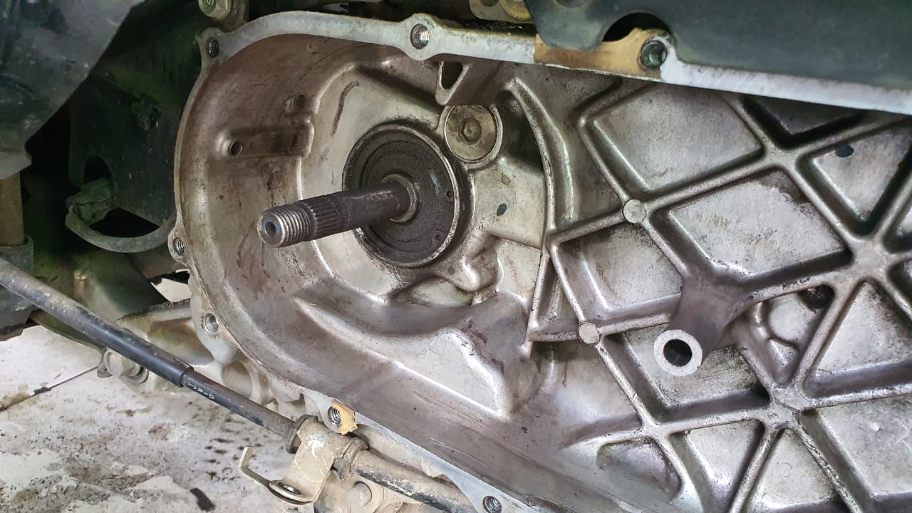 motor matic, cvt motor matic, ciri sil pulley rembes oli, ciri sil pulley motor matic rembes oli, ciri sil pulley cvt motor matic rembes oli, sil pulley cvt, Ini Ciri-ciri Sil Pulley Depan Motor Matic Sudah Rembes Oli Mesin