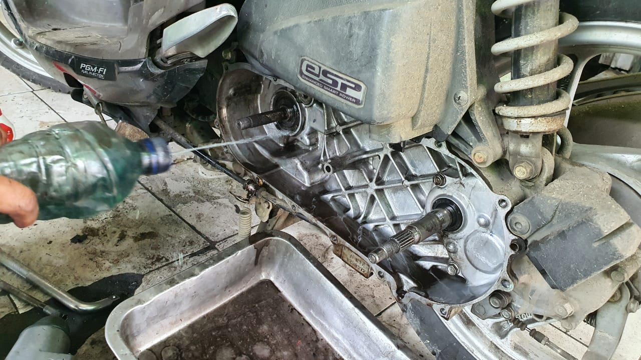 motor matic, sil pulley depan, sil pulley, penyebab sil pulley depan motor matic rembes, sil pulley cvt, Gak Hanya Umur, Ini Dua Penyebab Sil Pulley Depan Motor Matic Rawan Rembes Oli