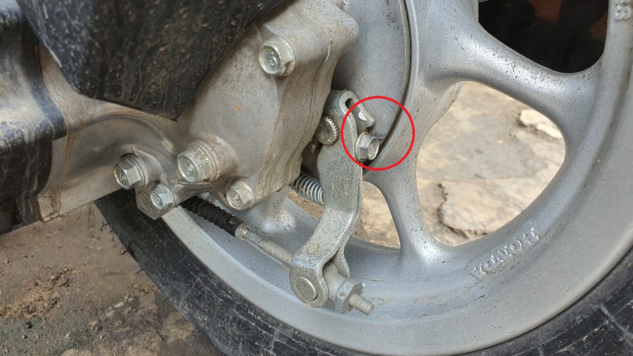 motor bekas, rem teromol, rem teromol motor, cara cek kampas rem, cara cek kampas rem teromol, cara cek rem teromol, Begini Cara Cepat Cek Kampas Rem Teromol Di Motor Bekas Yang Mulai Habis