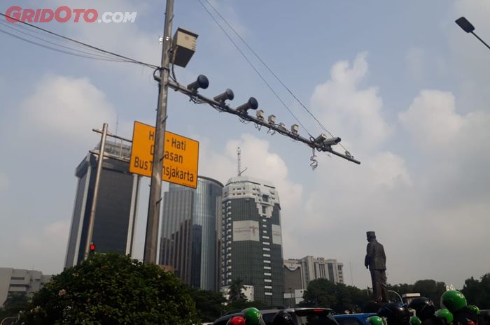 tilang, tilang cctv, tilang elektronik, kamera tilang elektronik, Kejepret Kilau Flash Kamera ETLE di Jalan Otomatis Ketilang? Ini Kata Polisi