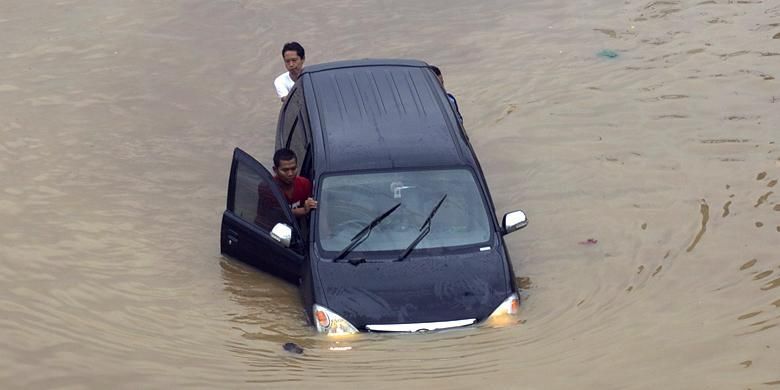 mobil manual, kampas kopling, terobos banjir, susah oper gigi, Kampas Kopling Lengket, Mobil Manual Mendadak Tak Bisa Masuk Gigi Usai Terjang Banjir, Ini Solusinya