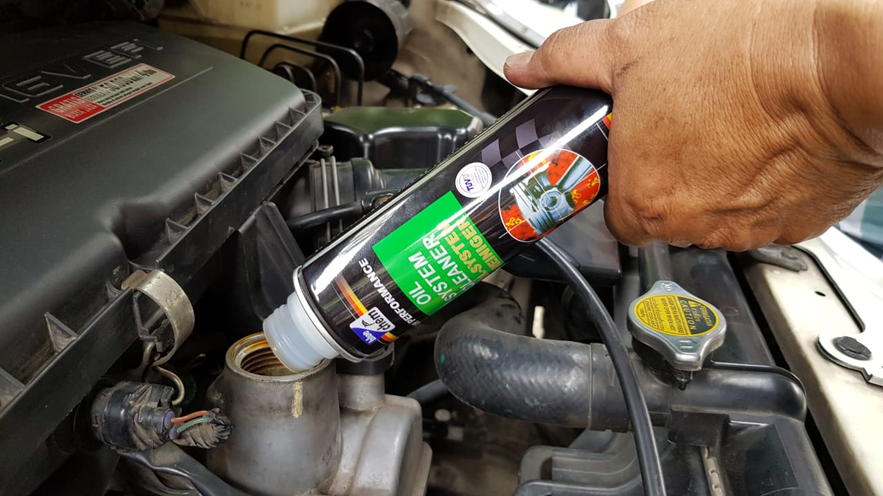 oli mesin, engine flush, pelumasan, sludge, keausan, endapan, Mengenal Engine Flush Oli, Begini Manfaatnya Bagi Mesin Mobil