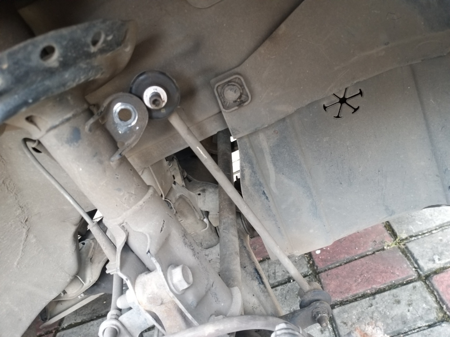 mobil bekas, link stabilizer, ciri link stabilizer mobil rusak, cara deteksi stabilizer mobil rusak, cara deteksi link stabilizer mobil rusak, Ini Cara Gampang Deteksi Link Stabilizer Rusak pada Kaki-Kaki Mobil Bekas