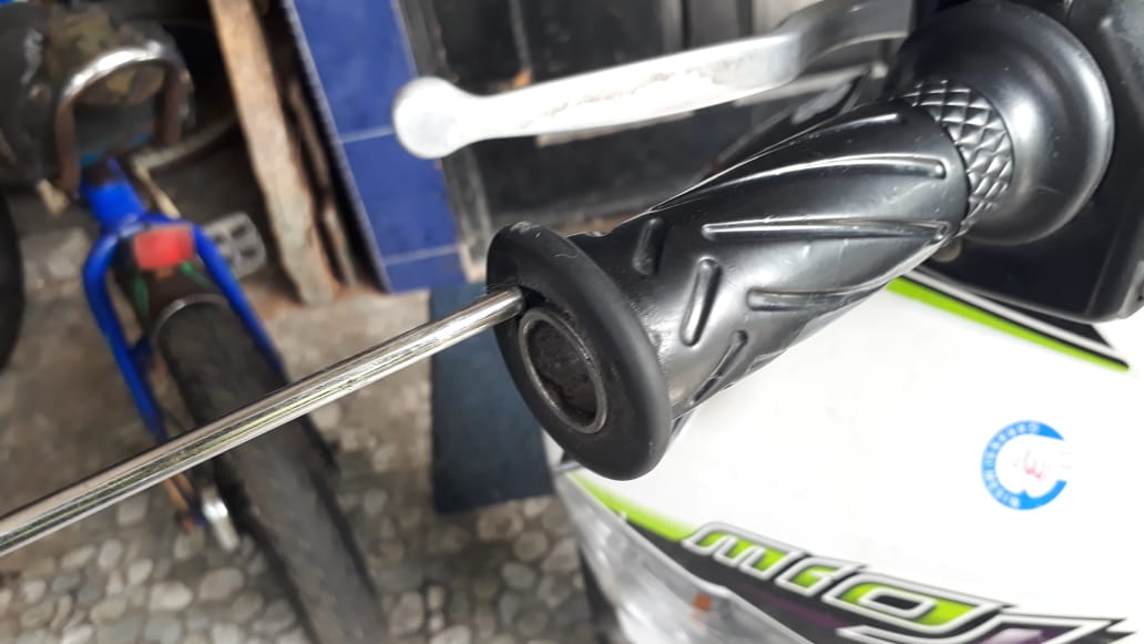 motor bekas, handgrip, handgrip motor, cara lepas handgrip, cara lepas handgrip motor, cara melepas handgrip, Ternyata Melepas Handgrip Motor Bekas Bisa Pakai Dua Cara Ini