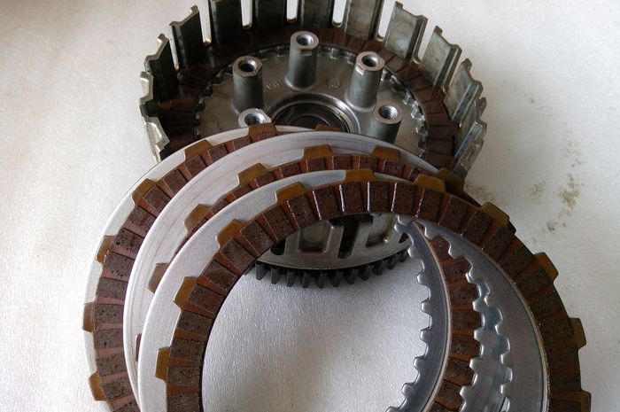 motor bekas, pelat kopling, plat kopling, plat kopling motoor, cara pasang plat kopling, Jangan Asal Pasang Plat Kopling Motor Bekas, Ini Efek Sampingnya