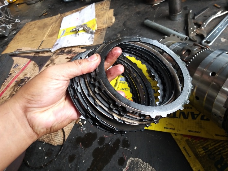 mobil matik, mobil bekas, kampas kopling, kampas kopling mobil matik, kampas kopling mobil matik habis, ciri kampas kopling mobil matik habis, Ini Ciri-ciri Kampas Kopling Mobil Bekas Transmisi Matik Mulai Habis