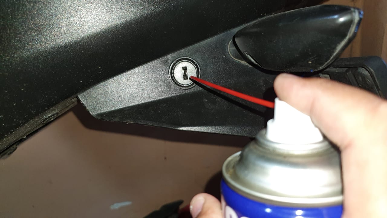 motor bekas, kunci kontak, kunci kontak motor, cara mengatasi kunci motor tidak bisa diputar, cara mengatasi kunci kontak motor macet, cara mengatasi kunci motor seret, kunci kontak motor seret, Musim Hujan, Begini Cara Atasi Kunci Kontak Motor Bekas Macet Akibat Kemasukan Air