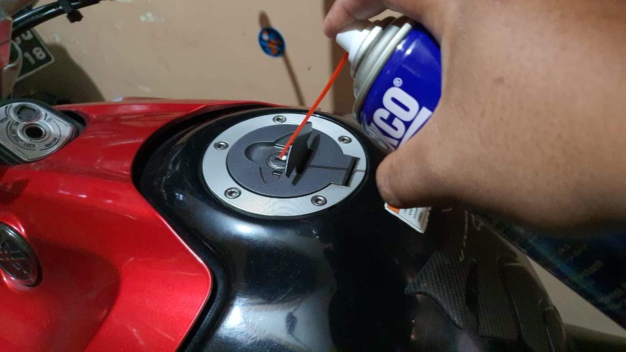 musim hujan, motor bekas, kunci kontak, kunci kontak seret, penyebab kunci kontak seret, penyebab kunci tangki bensin macet, kunci kontak macet, Ini Sebabnya Kunci Kontak dan Tangki Bensin Motor Bekas Seret Di Musim Hujan