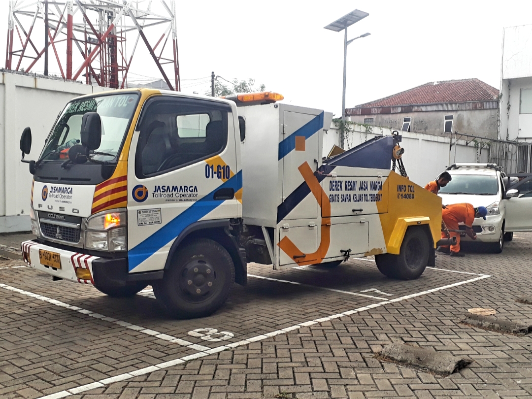 mudik lebaran, jalan tol, mobil mogok, derek mobil, derek jalan tol, Gratis Sampai Exit Tol, Simak Aturan dan Tarif Resmi Derek Jasa Marga