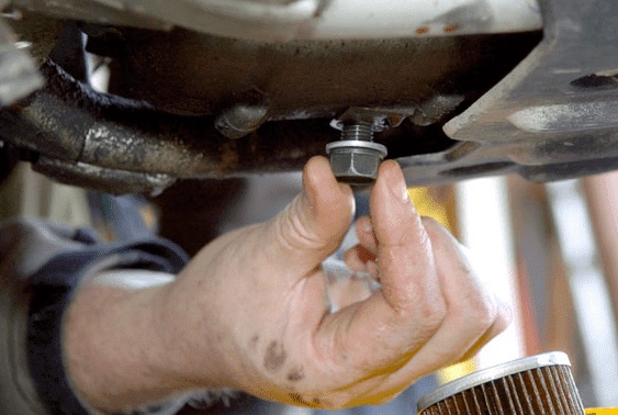 motor bekas, oli mesin motor, oli mesin rembes, cara mengatasi oli mesin rembes, oli mesin motor rembes, Begini Cara Mengatasi Oli Mesin Motor Bekas Rembes, Pakai Part Mobil