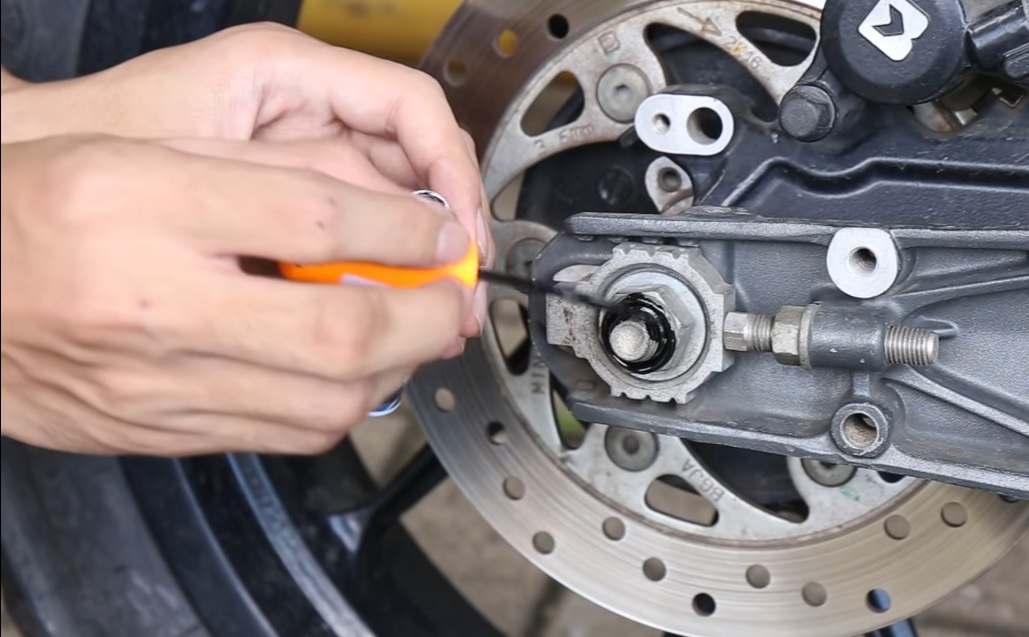cara mudah mencegah karat, cara mudah mencegah baut bekarat, cara cegah baut motor berkarat, cara cegah baut motor karatan, Cara Mudah Mencegah Baut Di Motor Bekas Karatan dan Macet Di Musim Hujan