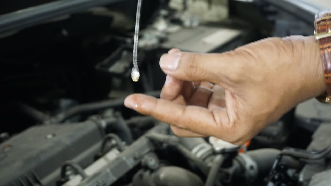 mesin mobil, mobil bekas, oli mesin mobil, oli mesin  menguap, cara cek oli mesin, cara cek oli mesin mobil, cara cek oli, Begini Cara Cek Oli Mesin Mobil Bekas Pasca Kembali Dari Libur Lebaran