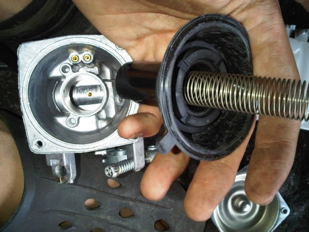motor bekas, Motor karburator, penyakit karburator, masalah utama motor kaburator, masalah utama karburator, penyakit motor karburator, Baru Tahu, Ternyata Ini Dua Masalah Motor Bekas Dengan Karburator