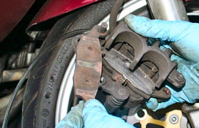 motor matic, rem motor, rem motor matic, risiko jari tangan diletakan di tuas rem, risiko jari tangan diletakan di tuas rem motor, Ini Efek Samping Kebiasan Meletakan Jari Di Tuas Rem Motor Matic