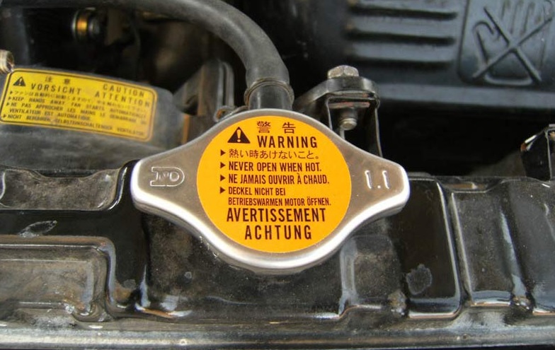 liburan tahun baru, liburan natal, radiator mobil, tutup radiator, tutup radiator rusak, temperatur mesin, Biar Liburan Nataru Aman, Sebelum Berangkat Cek Tutup Radiator, Begini Cara Mudahnya