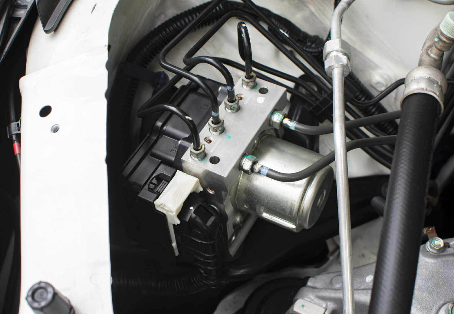 Garasi Aicky, modul abs motor, Cegah Modul ABS Motor Rusak, Ganti Minyak Rem Setiap Kilometer Segini