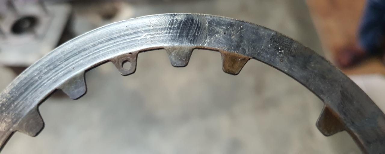 motor bekas, kampas kopling, Kampas Kopling Gosong, efek samping kampas kopling gosong, efek samping kampas kopling motor gosong, Empat Efek Samping Kampas Kopling Motor Bekas Gosong Dipakai Terus
