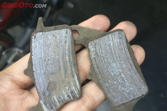 kampas rem, motor bekas, kampas rem motor, cara cek kampas rem, cara cek kampas rem motor, cara deteksi kampas rem aus, cara deteksi kampas rem motor aus, Begini Cara Mudah Deteksi Kampas Rem Motor Habis Sembari Ngabuburit