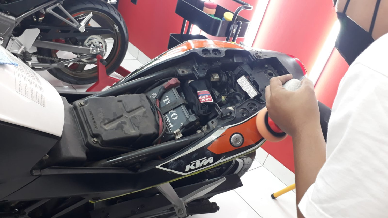 motor bekas, motor putih, cara menghilangkan yellowing, motor bodi putih, Ini Ciri-ciri Motor Putih Yang Masih Bisa Terselamatkan Dari Yellowing