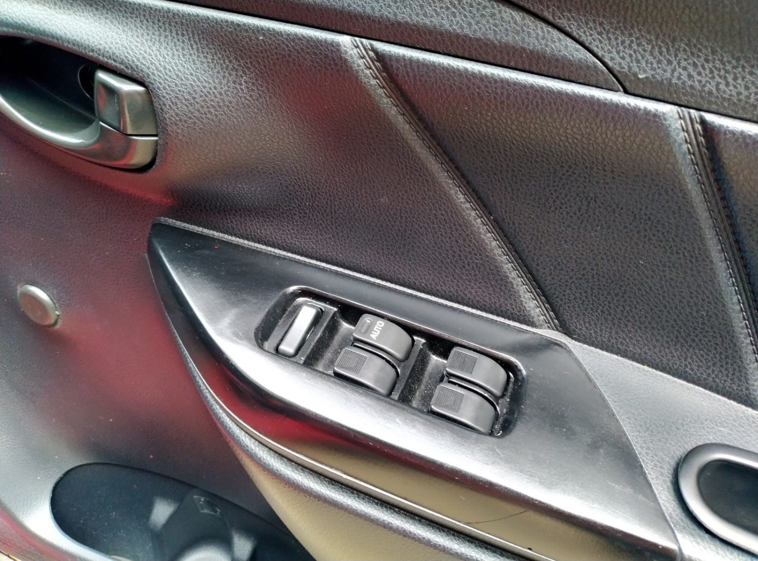 kaca, kerusakan, power window, regulator, sekring, Panik Kaca Mobil Enggak Bisa Turun, Cari Tahu Penyebabnya Dari Sini
