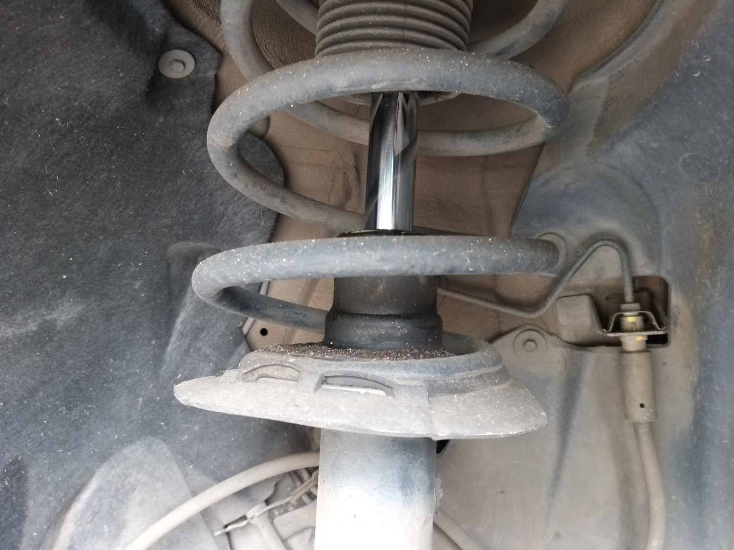 mudik lebaran, mobil bekas, sokbreker mobil, Sokbreker mobil lemah, tanda sokbreker lemah, tanda sokbreker mobl lemah, Sebelum Mudik Kenali Dulu Tanda Sokbreker Belakang Mobil Bekas Lemah