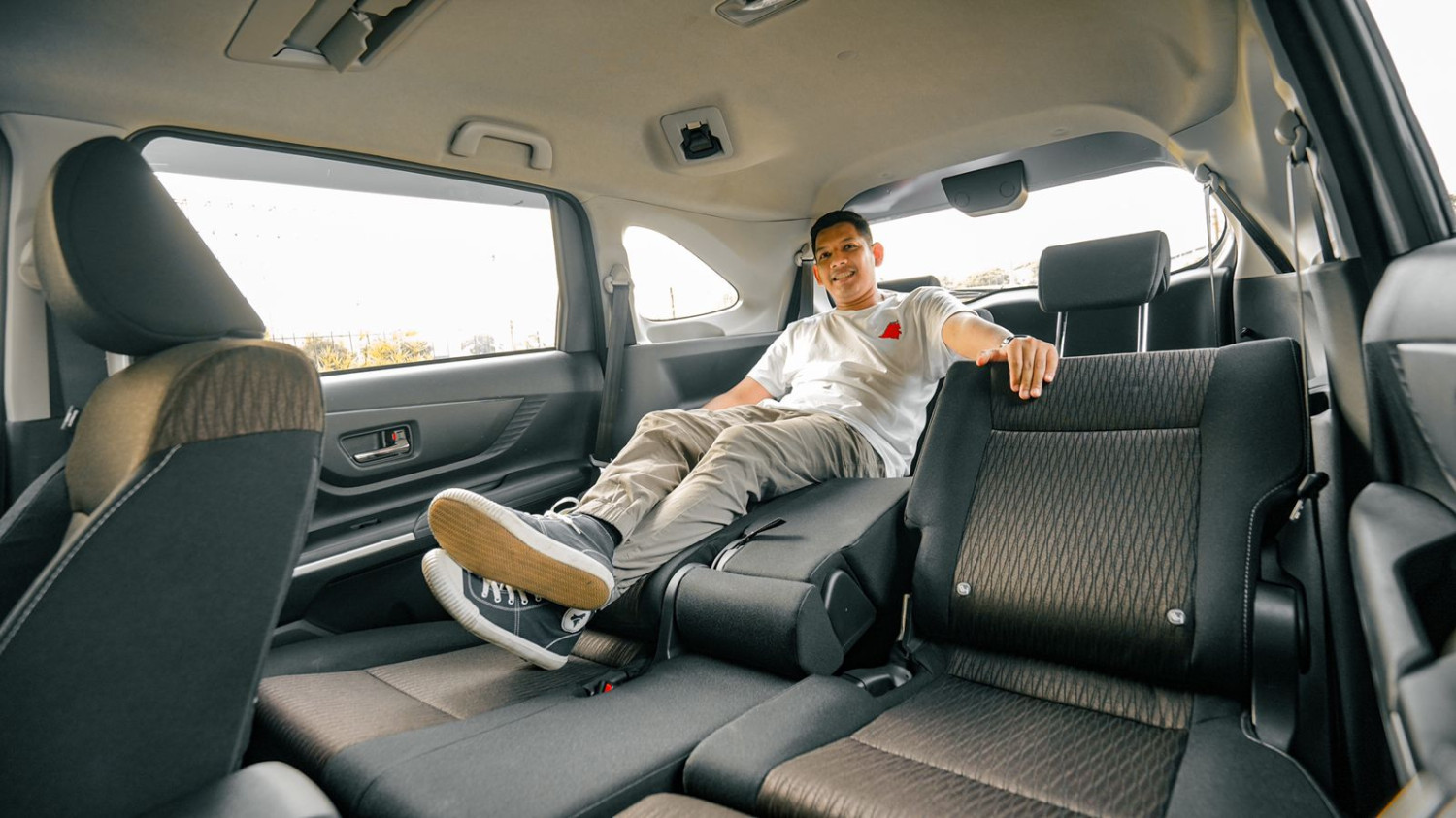 toyota, toyota veloz, veloz hybrid, sofa mode Veloz, Ladies Pasti Bisa, Ini Cara Bikin Kursi Mode Sofa di Toyota Veloz Hybrid
