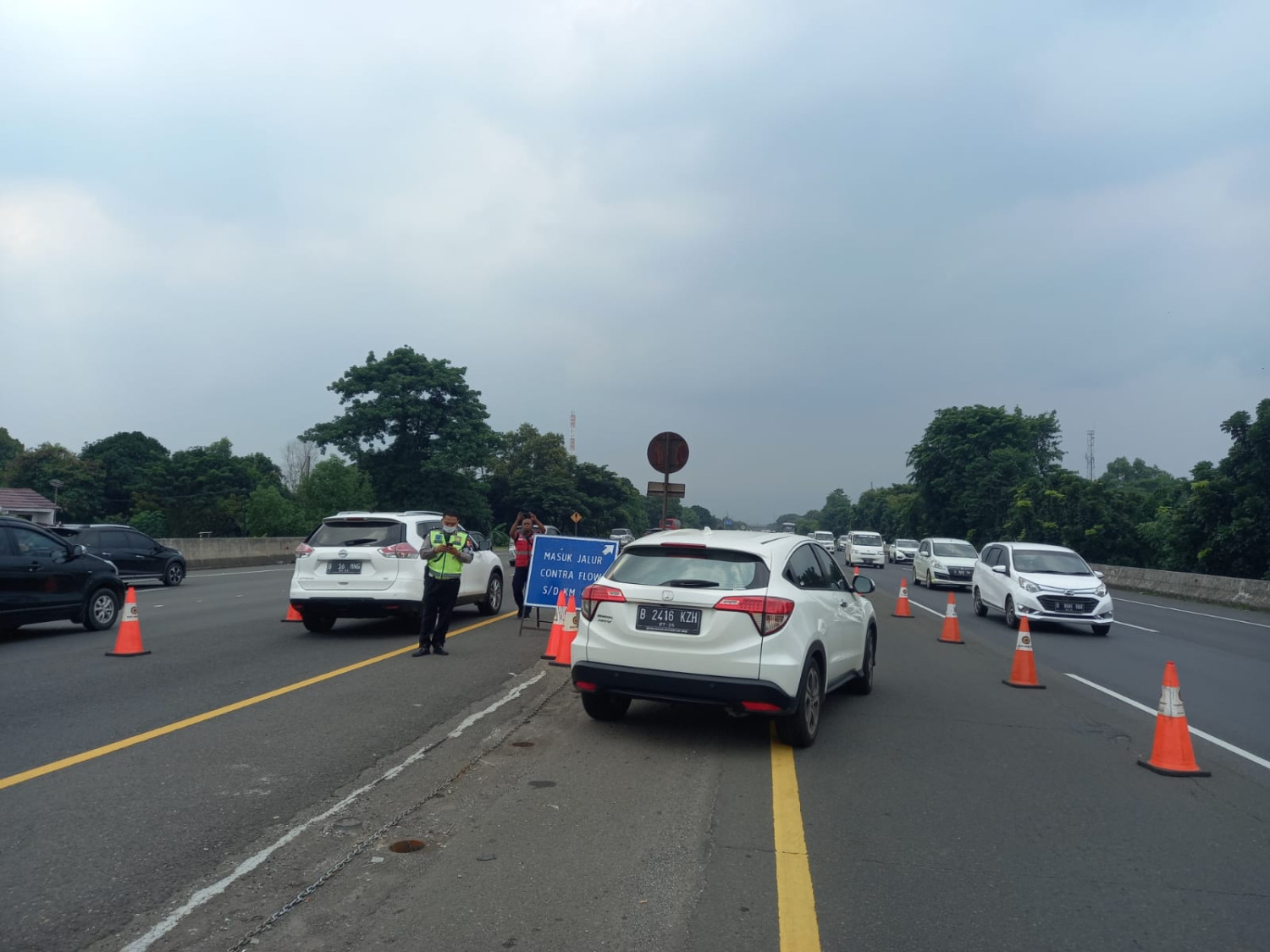 contraflow, nataru, Rekayasa Lalu Lintas Nataru, Contraflow Tol Japek, Mobil Lawan Arah, Ini Titik Contraflow dan Rekayasa Lalu Lintas di Jalan Tol Selama Nataru