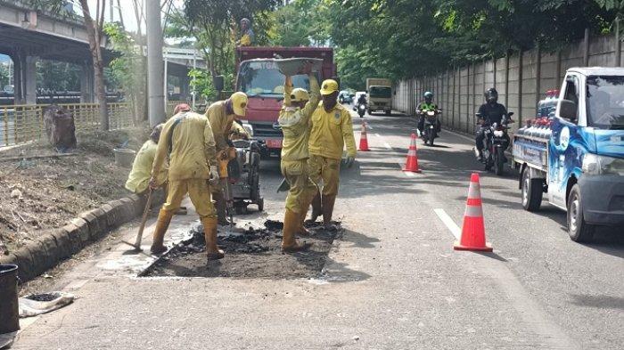 jalan berlubang, truk odol, pengaspalan jalan, aspal jalan, Penyebab Aspal Rusak, Seperti Proyek Abadi, Ini Alasan Aspal Jalan Rata-rata Cepat Rusak Tiap Musim Hujan