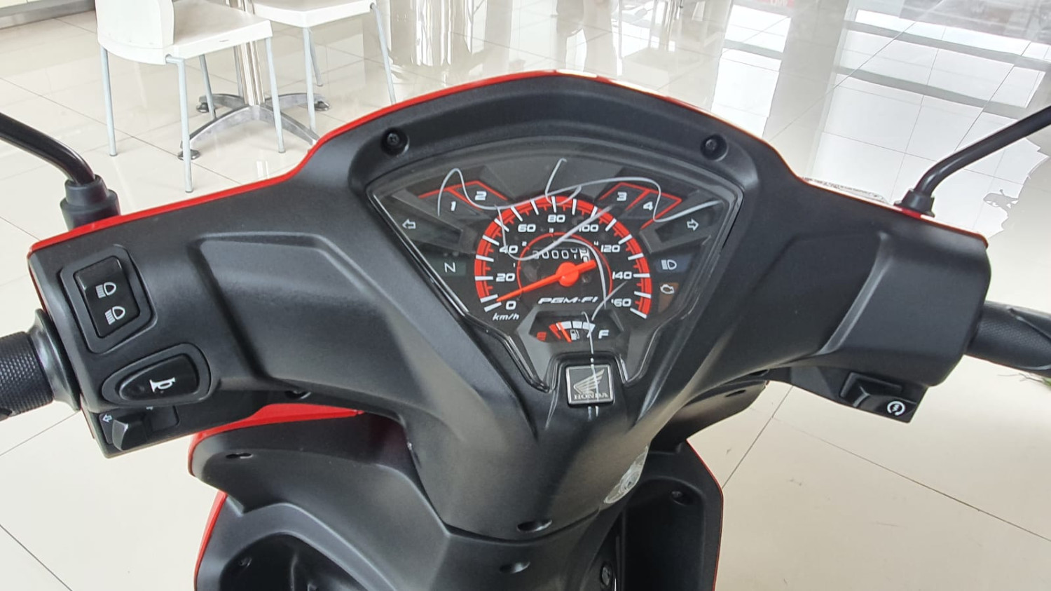 motor baru, marking chalk, coretan di bodi motor, PT Astra Honda Motor (AHM), tips cuci motor, Bodi Motor Baru Banyak Coretan? Mekanik Honda Jelaskan Fungsi dan Cara Hapusnya