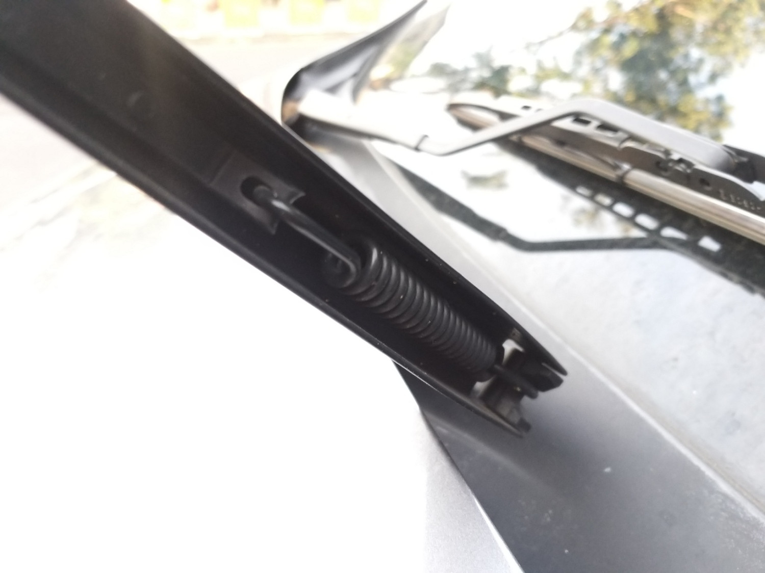 wiper, wiper mobil, mobil bekas, risiko angkat wiper, risiko angkat wiper mobil, Bukannya Awet,  Angkat Wiper Mobil ke Atas Justru Jadi Begini
