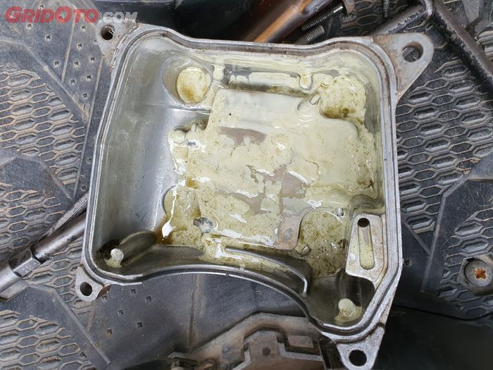 oli mesin, air radiator, motor bekas, oli mesin mobil, air radiator bercampur ke oli mesin, Begini Cara Mengatasi Air Radiator Yang Bercampur Dengan Oli Mesin Motor