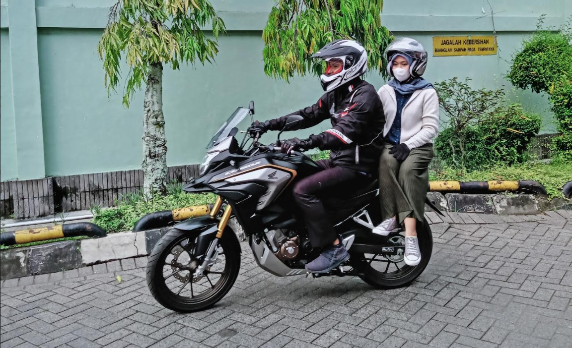 safety riding, tips safety riding, astra motor yogyakarta, Tips safety riding bagi wanita, Bonceng Menyamping, Hanya Boleh saat Terpaksa, Ini Pesan Ahli Safety saat Bonceng Penumpang Hadap Samping