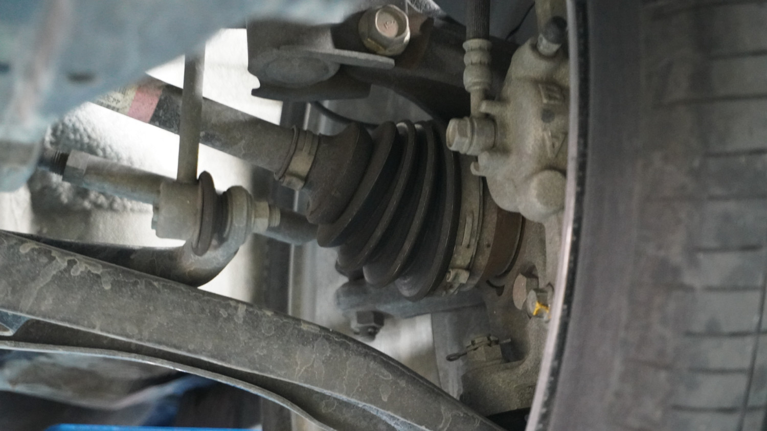 karat, pengecekan, kerusakan, bolong, as roda, karet boot, Karet Boot As Roda Mobil Sobek, Ini Dampak Jangka Panjangnya