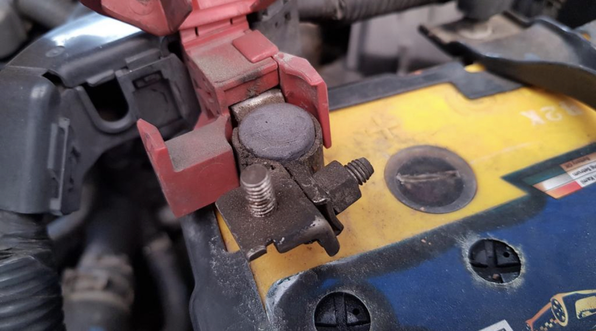 mobil bekas, air aki, aki mobil, air aki mobil, dampak air aki kepenuhan, dampak isi air aki terlalu penuh, dampak isi air aki mobil terlalu penuh, Persiapan Mudik, Ini Dampak Isi Air Aki Mobil Bekas Terlalu Penuh