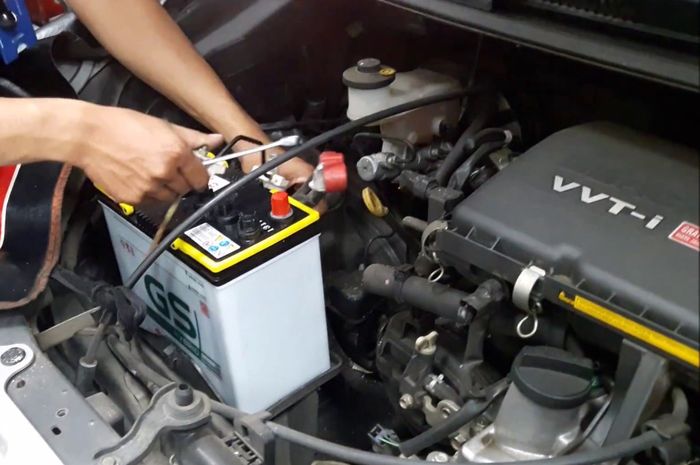 aki mobil, kabel aki, ganti aki mobil, cabut aki mobil, kabel positif, pasang aki mobil bekas, kabel negatif, Belum Banyak yang Tahu, Begini Cara Mencabut Aki Mobil Bekas Yang Benar