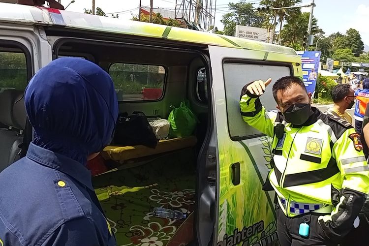 ambulans, puncak bogor, Ambulans Dipakai Piknik, Penyalahgunaan Ambulans, Liburan Naik Ambulans, Polisi Sudah Hafal, Percuma Piknik ke Puncak Bogor Pakai Ambulans Buat Cari Prioritas Jalan