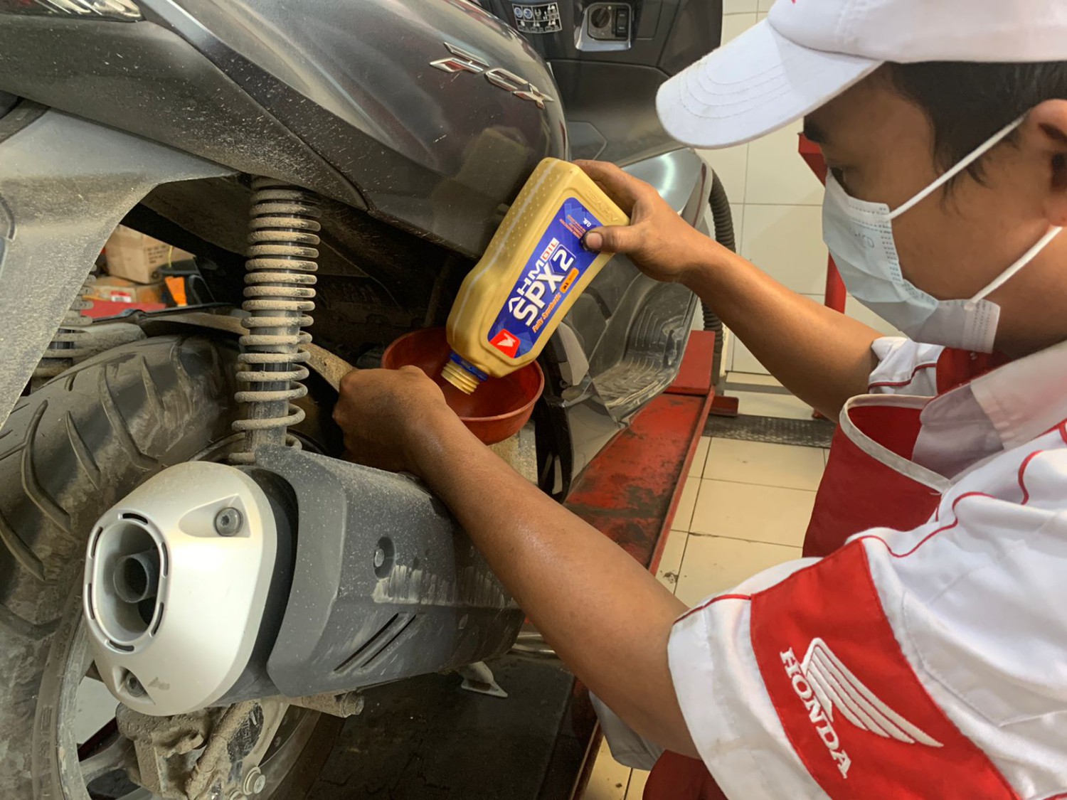oli mesin, motor bekas, oli mesin mobil, tambah oli, tambah oli mesin, tambah oli mesin yang berkurang, Ternyata Top-Up Oli Mesin Motor yang Berkurang Boleh, Ini Syaratnya