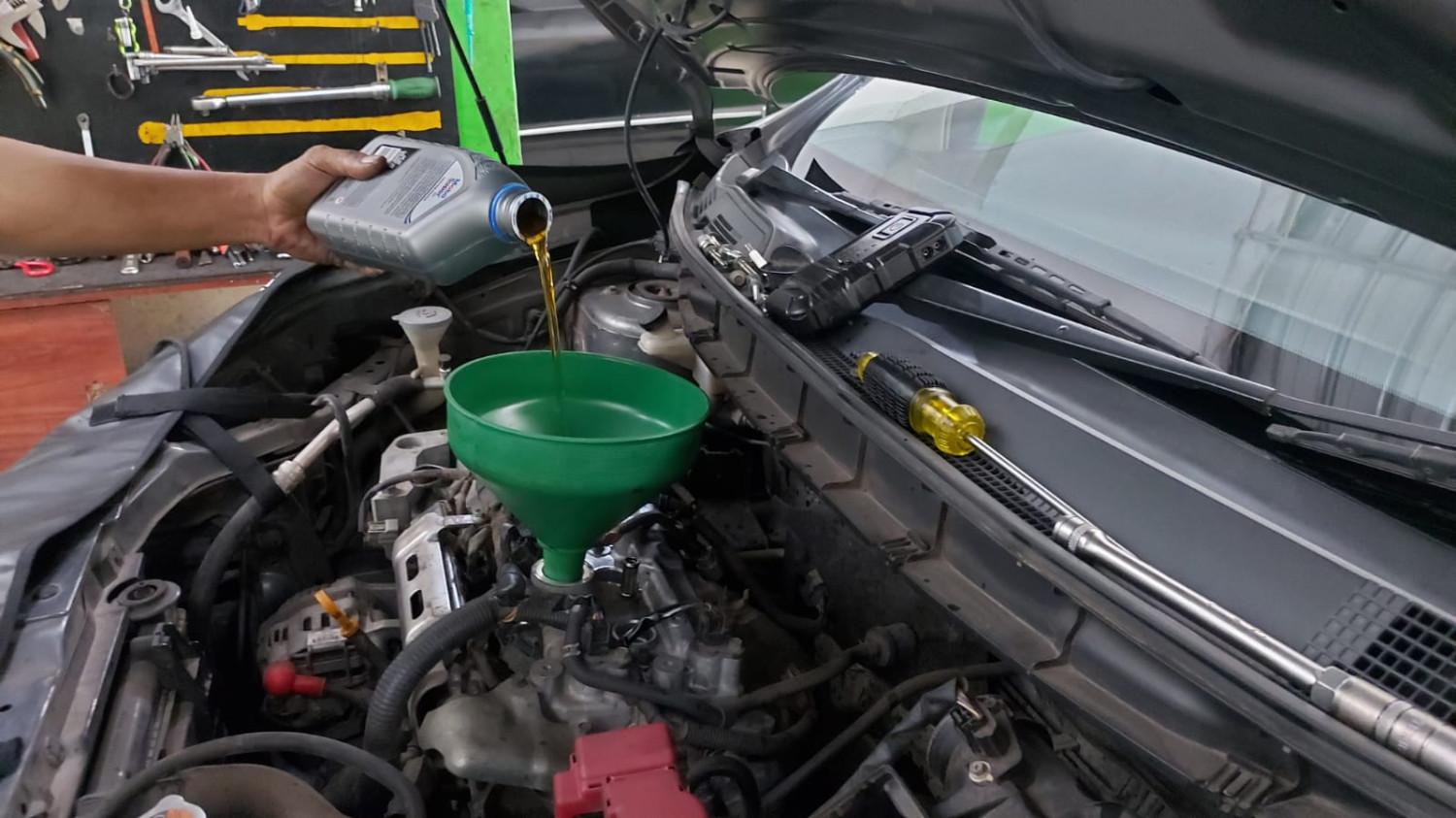 aditif, merek, oli mesin, komponen, pelumasan, base oil, gesekan, Sebaiknya Hindari Ganti-Ganti Merek Oli di Mesin Mobil, Ini Kata Ahli