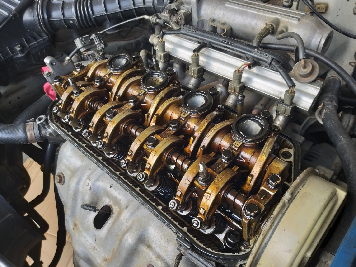 oli mesin, knalpot, komponen, ring piston, ruang bakar, overhaul, Seal klep, asap putih, Knalpot Keluar Asap Putih Terus Menerus, Wajib Tahu Penyebabnya