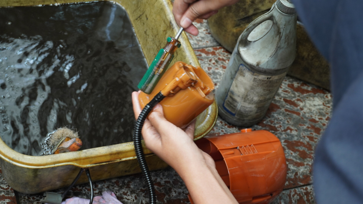 bahan bakar, diesel, libur akhir tahun, kuras tangki, Jelaga, Biar Bersih, Segini Biaya Kuras Tangki BBM Diesel di Bengkel Spesialis