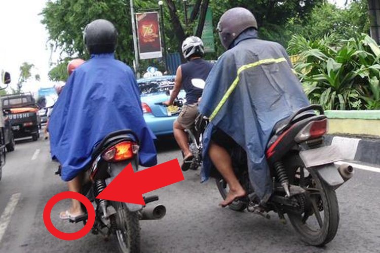sandal jepit, hujan, naik motor, pakai sandal, wahana makmur sejati, Jarang yang Sadar, Ini Bahaya Naik Motor Pakai Sandal Saat Hujan