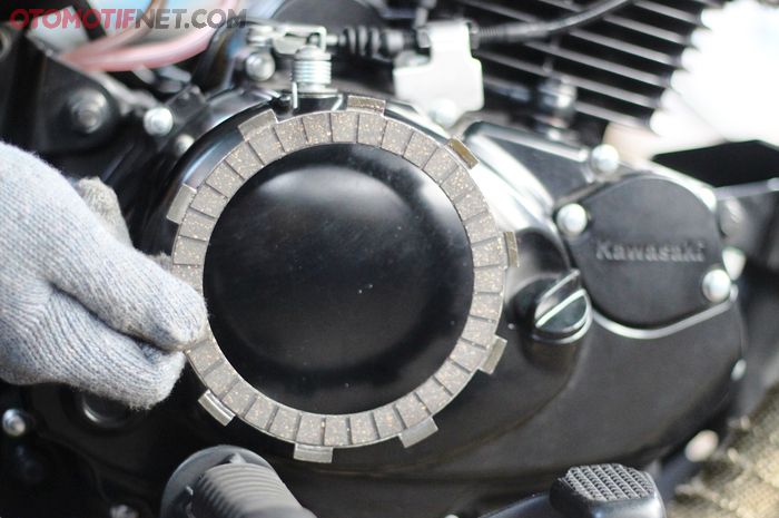 motor bekas, kampas kopling, kampas kopling motor, cara bikin awet kampas kopling, cara bikin awet kampas kopling motor, Trik Mudah Ini Bikin Awet Kampas Kopling Motor Bekas, Simak Caranya
