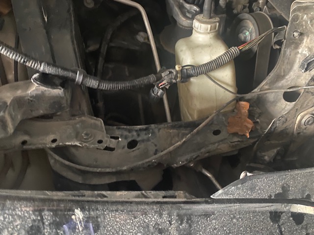 mobil, benturan, bekas, rangka, Apron, Titik Las di Apron Mobil Bisa Jadi Tanda Rangka Pernah Kena Benturan?