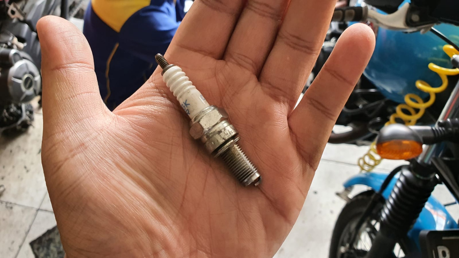 musim hujan, motor bekas, busi motor, busi cadangan, busi cadangan motor, Alasan Kenapa Motor Bekas Harus Bawa Busi Cadangan Saat Musim Hujan