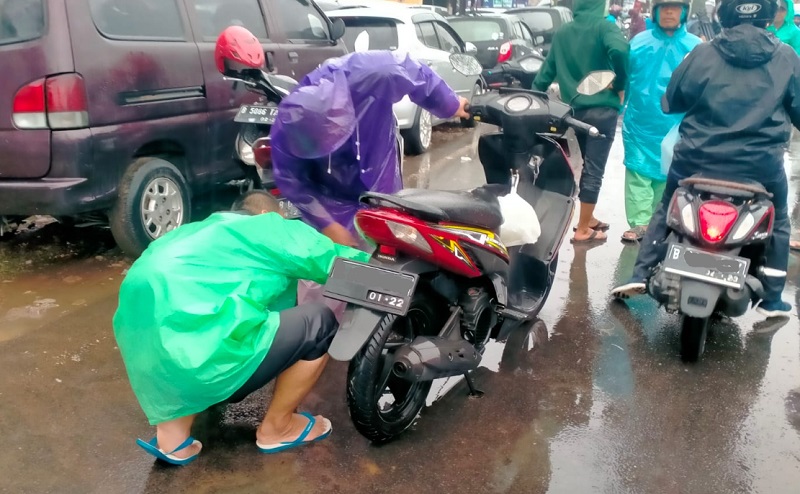 musim hujan, hujan, busi, cop busi, brebet, Dua Penyebab Tarikan Motor Brebet Saat Musim Hujan, Langsung Cek Ini