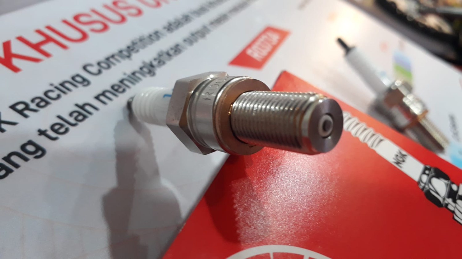 busi, motor bekas, busi motor, busi racing, busi racing NGK, busi racing motor, Ini Sebabnya Busi Racing Nggak Cocok Dipasang Di Mesin Standar Motor Bekas