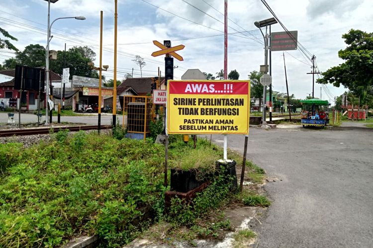 perlintasan kereta api, perlintasan rel kereta, menerobos perlintasan kereta api, Etika Melewati Rel Kereta, Taruhan Nyawa, Kebiasaan 3 Detik Ini Sering Diabaikan Pengemudi Saat di Perlintasan Kereta